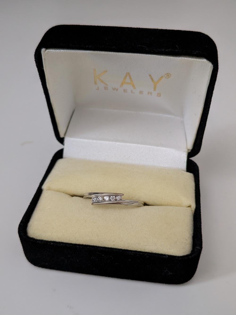 10k White Gold Open Band Ring with Graduated Diamonds US Size 7